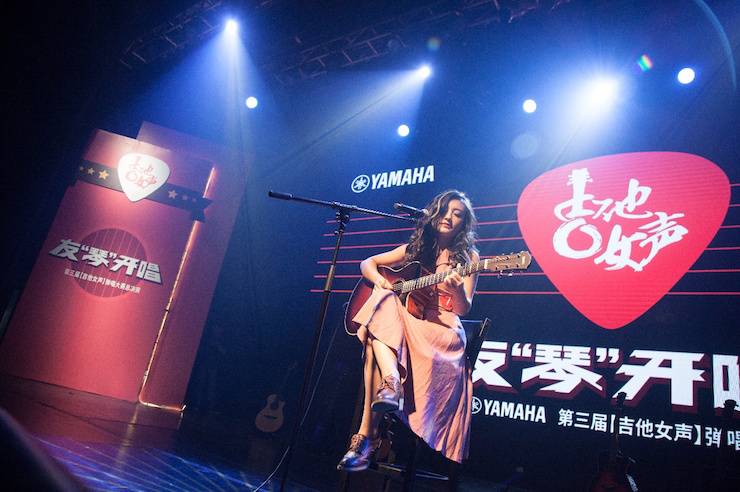 第四届“旋乐吧吉他女声弹唱大赛”总冠军出炉<br />温格夺冠，董冬冬担任评委