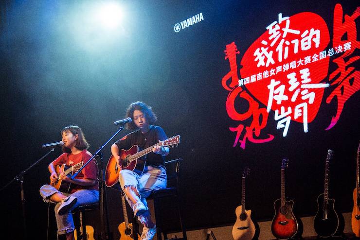 第四届“旋乐吧吉他女声弹唱大赛”总冠军出炉<br />温格夺冠，董冬冬担任评委