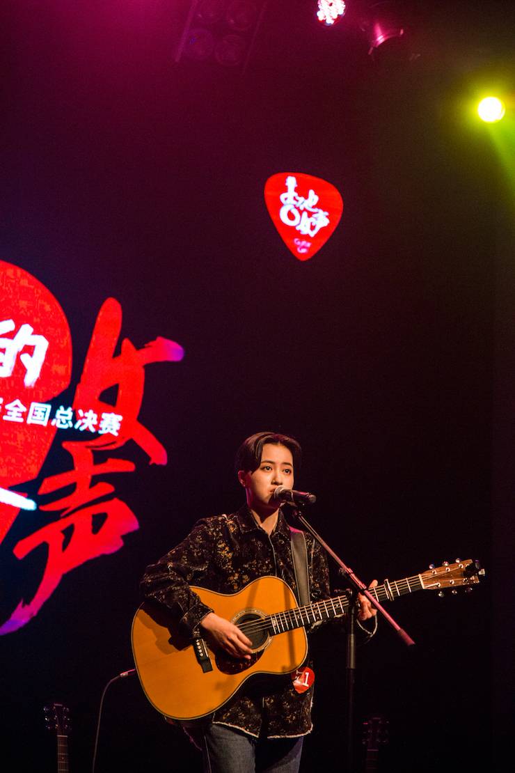 第四届“旋乐吧吉他女声弹唱大赛”总冠军出炉<br />温格夺冠，董冬冬担任评委