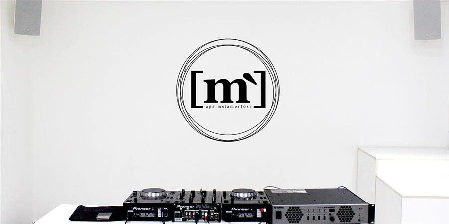 旋乐吧帮助Metamorfosi酒吧中的工匠们